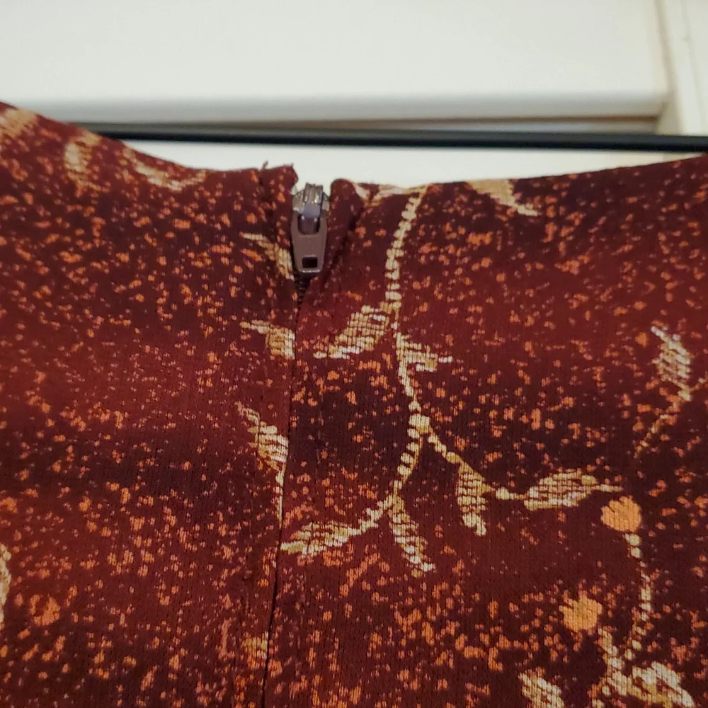 Leslie Fay Elegant Floral Sleeveless Burgundy Dress, Size 18 - Picture 7 of 13